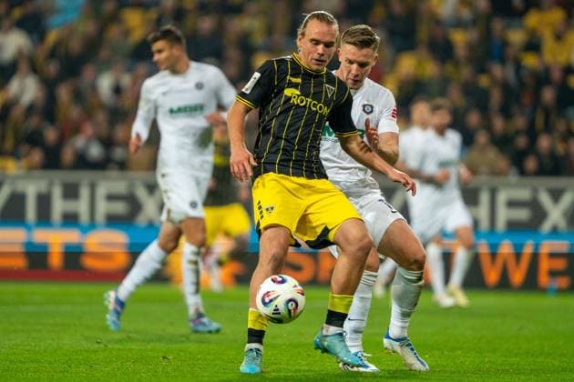 Lars Timo Gindorf Alemannia Aachen, 23 vs Erik Majetschak Erzgebirge Aue, 13 Alemannia Aachen vs Erzgebirge Aue, Football, 3 Liga, Matchday 9, Season 2025 2026, 30 09 2025 DFB REGULATIONS PROHIBIT ANY USE OF PHOTOGRAPHS AS IMAGE SEQUENCES AND OR QUASI VIDEO Alemannia Aachen vs Erzgebirge Aue, Football, 3 Liga, Matchday 9, Season 2025 2026, 30 09 2025 Aachen Copyright: xEibner-Pressefoto J.xDerondeaux EP_JDU