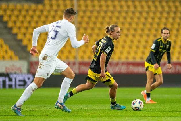 On the ball Lars Timo Gindorf Alemannia Aachen, 23 , in front Tristan Zobel Erzgebirge Aue, 25 Alemannia Aachen vs Erzgebirge Aue, Football, 3 Liga, Matchday 9, Season 2025 2026, 30 09 2025 DFB REGULATIONS PROHIBIT ANY USE OF PHOTOGRAPHS AS IMAGE SEQUENCES AND OR QUASI VIDEO Alemannia Aachen vs Erzgebirge Aue, Football, 3 Liga, Matchday 9, Season 2025 2026, 30 09 2025 Aachen Copyright: xEibner-Pressefoto J.xDerondeaux EP_JDU