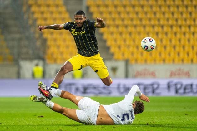 Graetsche by Luan Simnica Erzgebirge Aue, 05 to Florian Heister Alemannia Aachen, 19 Alemannia Aachen vs Erzgebirge Aue, Football, 3 Liga, Matchday 9, Season 2025 2026, 30 09 2025 DFB REGULATIONS PROHIBIT ANY USE OF PHOTOGRAPHS AS IMAGE SEQUENCES AND OR QUASI VIDEO Alemannia Aachen vs Erzgebirge Aue, Football, 3 Liga, Matchday 9, Season 2025 2026, 30 09 2025 Aachen Copyright: xEibner-Pressefoto J.xDerondeaux EP_JDU