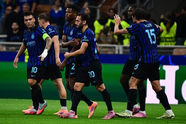 Inter Milan v Slavia Praha - UEFA Champions League MILAN, ITALY - SEPTEMBER 30: Denzel Dumfries of Inter Milan celebrates with teammates after scoring his team second goal during the UEFA Champions League football match Inter Milan vs Slavia Prague at San Siro Stadium in Milan, Italy on September 30, 2025 Piero Cruciatti Anadolu Milan Italy. Editorial use only. Please get in touch for any other usage.  Copyright: x2025xAnadoluxPieroxCruciattix