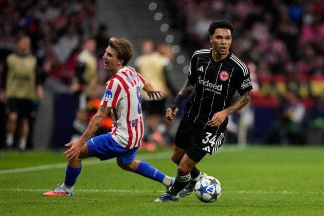 30 09 2025, xjhx, Football UEFA Champions League, Atletico Madrid Eintracht Frankfurt v l Pablo Barrios Atletico Madrid Nnamdi Collins Eintracht Frankfurt Zweikampf, Aktion, action, battle for the ball UEFA REGULATIONS PROHIBIT ANY USE OF PHOTOGRAPHS as IMAGE SEQUENCES and or QUASI VIDEO Madrid