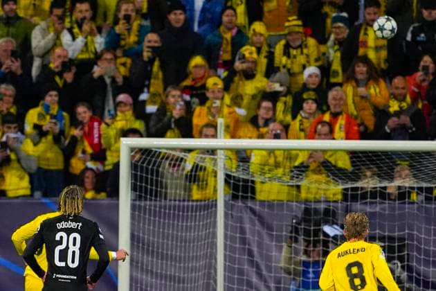 UEFA Champions League 2025 2026 Bodo Glimt Tottenham Bodo 20250930 Bodo Glimts Kasper Hogh with a penalty kick over the goal during the Champions League match between Bodo Glimt and Tottenham at Aspmyra Stadium Photo Lise Aserud NTB Bodo Norway EDITORIAL USE ONLY RESTRICTED USE FOR BETTING COMPANIES  Copyright: xLisexAserudx xNTBx