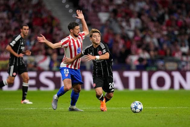 30 09 2025, xjhx, Football UEFA Champions League, Atletico Madrid Eintracht Frankfurt v l Clement Lenglet Atletico Madrid Ritsu Doan Eintracht Frankfurt Zweikampf, Aktion, action, battle for the ball UEFA REGULATIONS PROHIBIT ANY USE OF PHOTOGRAPHS as IMAGE SEQUENCES and or QUASI VIDEO Madrid