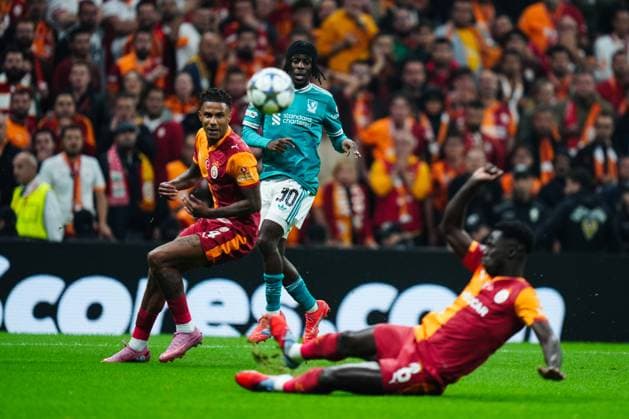 Galatasaray - Liverpool ISTANBUL, TURKIYE - SEPTEMBER 30: Davinson Sanchez (6) of Galatasaray in action against Jeremie Frimpong (30) of Liverpool during the UEFA Champions League week 2 match between Galatasaray and Liverpool at RAMS Park in Istanbul, Turkiye, on September 30, 2025. Hakan Akgun Anadolu Istanbul Turkey. Editorial use only. Please get in touch for any other usage.  Copyright: x2025xAnadoluxHakanxAkgunx