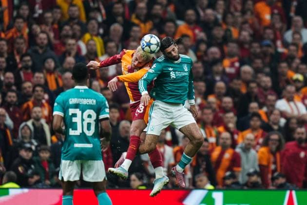 Galatasaray - Liverpool ISTANBUL, TURKIYE - SEPTEMBER 30: Baris Alper Yilmaz of Galatasaray in action against Dominik Szoboszlai of Liverpool during the UEFA Champions League week 2 match between Galatasaray and Liverpool at RAMS Park in Istanbul, Turkiye, on September 30, 2025. Hakan Akgun Anadolu Istanbul Turkey. Editorial use only. Please get in touch for any other usage.  Copyright: x2025xAnadoluxHakanxAkgunx