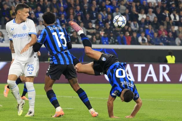 Atalanta v Club Brugge - UEFA Champions League BERGAMO, ITALY, SEPTEMBER 30: Nikola Krstovic (R), of Atalanta, falls on the pitch after attempting an overhead kick during the League phase UEFA Champions League football match between Atalanta and Club Brugge at the Stadio di Bergamo, Italy, on September 30, 2025. Riccardo De Luca Anadolu Bergamo Italy. Editorial use only. Please get in touch for any other usage.  Copyright: x2025xAnadoluxRiccardoxDexLucax