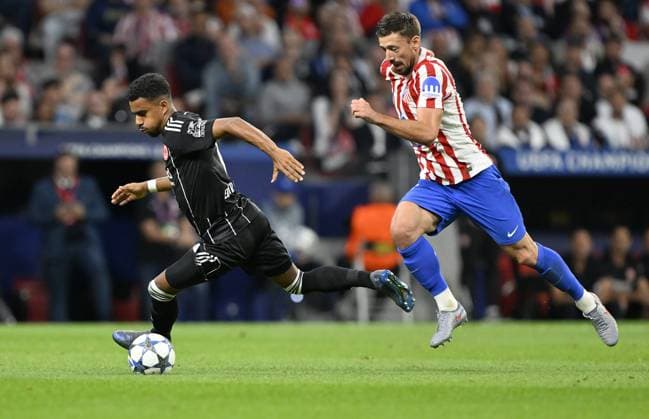 Atletico Madrid v Eintracht Frankfurt - UEFA Champions League MADRID, SPAIN - SEPTEMBER 30: Ansgar Knauff (L) of Eintracht Frankfurt in action against Clement Lenglet (R) of Atletico Madrid during the UEFA Champions League week 2 match between Atletico Madrid and Eintracht Frankfurt at Riyadh Air Metropolitano Stadium, in Madrid, Spain on September 30, 2025. Burak Akbulut Anadolu Madrid Spain. Editorial use only. Please get in touch for any other usage.  Copyright: x2025xAnadoluxBurakxAkbulutx