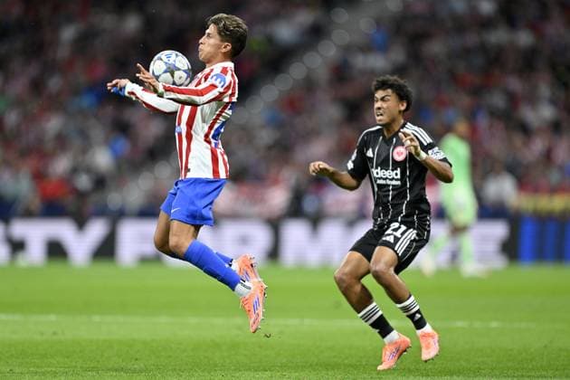 Atletico Madrid v Eintracht Frankfurt - UEFA Champions League MADRID, SPAIN - SEPTEMBER 30: Giuliano Simeone (L) of Atletico Madrid in action against Nathaniel Brown (R) of Eintracht Frankfurt during the UEFA Champions League week 2 match between Atletico Madrid and Eintracht Frankfurt at Riyadh Air Metropolitano Stadium, in Madrid, Spain on September 30, 2025. Burak Akbulut Anadolu Madrid Spain. Editorial use only. Please get in touch for any other usage.  Copyright: x2025xAnadoluxBurakxAkbulutx