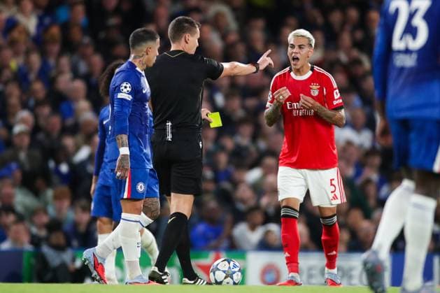 Enzo Barrenechea of Benfica receives a yellow card from referee Daniel Siebert Chelsea FC v SL Benfica, Football, UEFA Champions League - League Stage, Stamford Bridge, London, UK, 30 09 25 Editorial use only  Copyright: xAnthonyxHanc Shutterstockx 15511739r