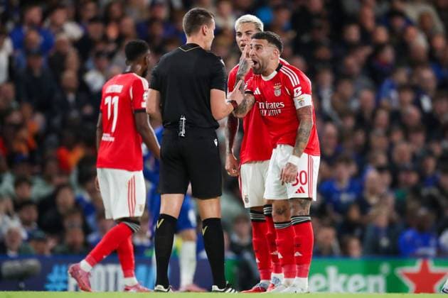 Nicolas Otamendi of Benfica shouts at referee Daniel Siebert after teammate Enzo Barrenechea of Benfica received a yellow card Chelsea FC v SL Benfica, Football, UEFA Champions League - League Stage, Stamford Bridge, London, UK, 30 09 25 Editorial use only  Copyright: xAnthonyxHanc Shutterstockx 15511739s