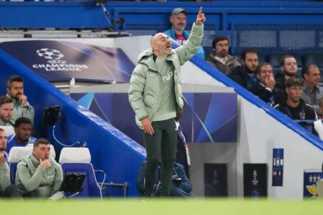 Enzo Maresca, Head Coach of Chelsea, is pictured talking to his players during the match Chelsea FC v SL Benfica, Football, UEFA Champions League - League Stage, Stamford Bridge, London, UK, 30 09 25 Editorial use only  Copyright: xAnthonyxHanc Shutterstockx 15511739o