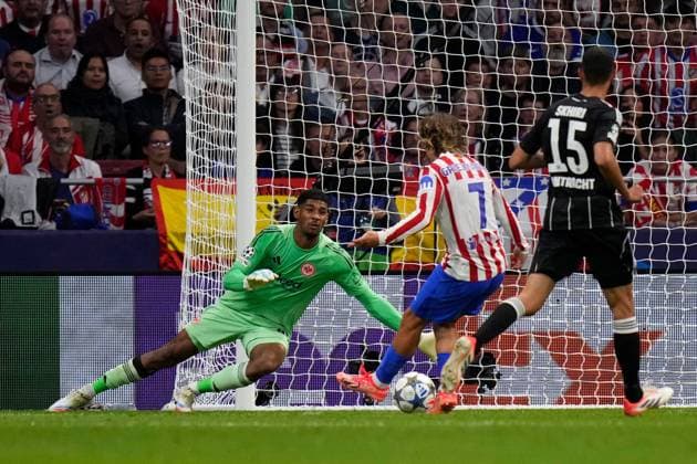 30 09 2025, xjhx, Football UEFA Champions League, Atletico Madrid Eintracht Frankfurt v l Antoine Griezmann Atletico Madrid Torschuetze, erzielt das Tor, Treffer, scores the goal 3 0 Kaua Santos Eintracht Frankfurt UEFA REGULATIONS PROHIBIT ANY USE OF PHOTOGRAPHS as IMAGE SEQUENCES and or QUASI VIDEO Madrid