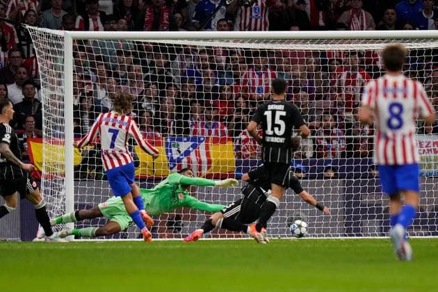 30 09 2025, xjhx, Football UEFA Champions League, Atletico Madrid Eintracht Frankfurt v l Antoine Griezmann Atletico Madrid Torschuetze, erzielt das Tor, Treffer, scores the goal 3 0 Kaua Santos Eintracht Frankfurt UEFA REGULATIONS PROHIBIT ANY USE OF PHOTOGRAPHS as IMAGE SEQUENCES and or QUASI VIDEO Madrid