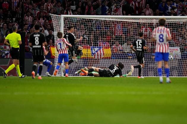 30 09 2025, xjhx, Football UEFA Champions League, Atletico Madrid Eintracht Frankfurt v l Antoine Griezmann Atletico Madrid Torschuetze, erzielt das Tor, Treffer, scores the goal 3 0 Kaua Santos Eintracht Frankfurt UEFA REGULATIONS PROHIBIT ANY USE OF PHOTOGRAPHS as IMAGE SEQUENCES and or QUASI VIDEO Madrid