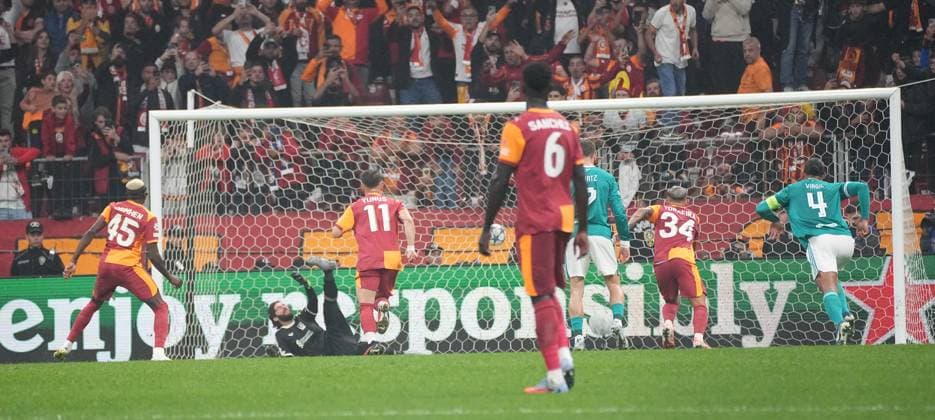 Victor Osimhen celebrates his goal with teammates during group phase match between Galatasaray and Liverpool in Istanbul, Turkiye, 30 September 2025. ( Copyright: DepoxPhotos 18846353