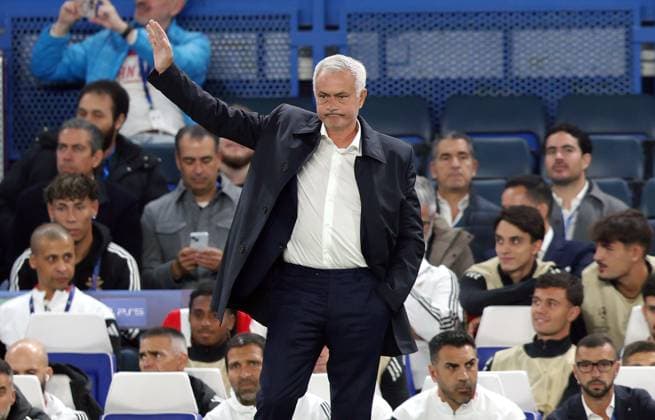 . - Chelsea v Benfica, MD2, UEFA Champions League, League Phase, Stamford Bridge Stadium, London, England. - 30th September 2025. (C) Daniel Weir Crystal Pix Jose Mourinho Manager of Benfica waves towards the Chelsea fans. - Chelsea v Benfica, MD2, UEFA Champions League, League Phase, Stamford Bridge Stadium, London, England. - 30th September 2025. (C) Daniel Weir Crystal Pix London Stamford Bridge Stadium United Kingdom Copyright: xDanielxWeirx CP_Chelsea_Benfica_300925_DW_03