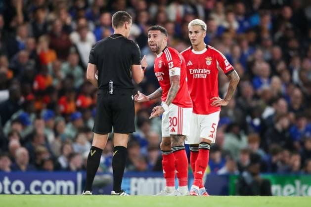Nicolas Otamendi of Benfica shouts at referee Daniel Siebert after teammate Enzo Barrenechea of Benfica received a yellow card Chelsea FC v SL Benfica, Football, UEFA Champions League - League Stage, Stamford Bridge, London, UK, 30 09 25 Editorial use only  Copyright: xAnthonyxHanc Shutterstockx 15511739v