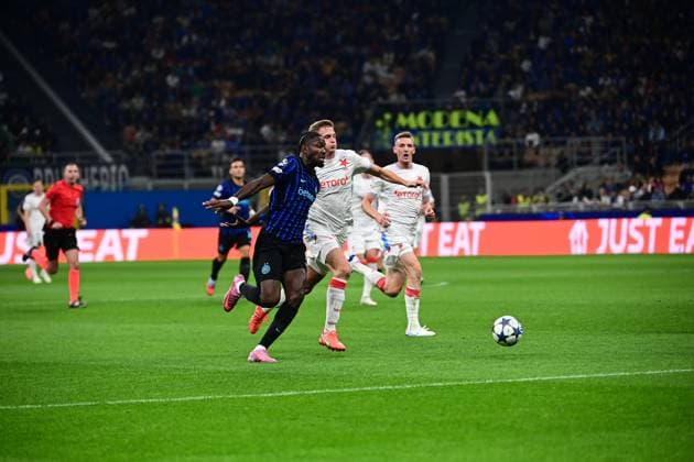 Inter Milan v Slavia Praha - UEFA Champions League MILAN, ITALY - SEPTEMBER 30: Marcus Thuram of Inter Milan fights for the ball with Stepan Chaloupek of Slavia Prague during the UEFA Champions League football match Inter Milan vs Slavia Prague at San Siro Stadium in Milan, Italy on September 30, 2025. Piero Cruciatti Anadolu Milan Italy. Editorial use only. Please get in touch for any other usage.  Copyright: x2025xAnadoluxPieroxCruciattix