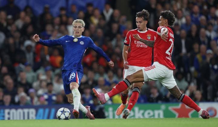. - Chelsea v Benfica, MD2, UEFA Champions League, League Phase, Stamford Bridge Stadium, London, England. - 30th September 2025. (C) Daniel Weir Crystal Pix Alejandro Garnacho of Chelsea battles for the ball with Richard Rios of Benfica. - Chelsea v Benfica, MD2, UEFA Champions League, League Phase, Stamford Bridge Stadium, London, England. - 30th September 2025. (C) Daniel Weir Crystal Pix London Stamford Bridge Stadium United Kingdom Copyright: xDanielxWeirx CP_Chelsea_Benfica_300925_DW_17