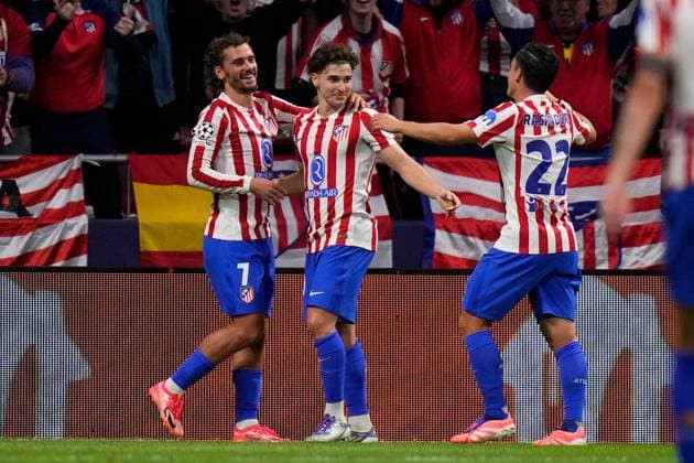 30 09 2025, xjhx, Football UEFA Champions League, Atletico Madrid Eintracht Frankfurt v l Torjubel nach dem Tor zum celebrating the goal celebrate 3 0 durch Antoine Griezmann Atletico Madrid UEFA REGULATIONS PROHIBIT ANY USE OF PHOTOGRAPHS as IMAGE SEQUENCES and or QUASI VIDEO Madrid