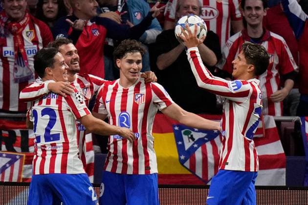 30 09 2025, xjhx, Football UEFA Champions League, Atletico Madrid Eintracht Frankfurt v l Torjubel nach dem Tor zum celebrating the goal celebrate 3 0 durch Antoine Griezmann Atletico Madrid UEFA REGULATIONS PROHIBIT ANY USE OF PHOTOGRAPHS as IMAGE SEQUENCES and or QUASI VIDEO Madrid