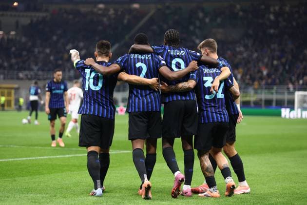 Denzel Dumfries (Fc Internazionale) celebrates after scoring his team s second goal with team mates, UEFA Champions League 2025 26 League Phase MD2, FC Internazionale Milano v SK Slavia Praha, Stadio Giuseppe Meazza (San Siro), September 30, 2025, Milan, Italy.