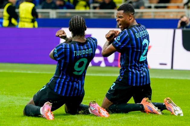 30 09 2025, Milan, Stadio Meazza, UEFA Champions League Inter Slavia Praga, Marcus Thuram of Inter and Denzel Dumfries of Inter celebrates the 2 0 Milan Stadio Meazza Lombardy Italy Copyright: xJustPictures.ch JarixPestelaccix jp-en-JaPe-JP4_JAR_Inter_Praha_30Sept2025_0145