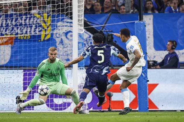MARSEILLE - (l-r) Ajax goalkeeper Vitezslav Jaros, Owen Wijndal of Ajax, and Mason Greenwood of Olympique Marseille score the 3-0 goal during the UEFA Champions League match between Olympique Marseille and Ajax at the Stade Velodrome on September 30, 2025, in Marseille, France. ANP MAURICE VAN STEEN xVIxANPxSportx xxANPxIVx 537974882 originalFilename: 537974882.jpg