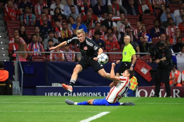 Spain - Atletico de Madrid vs Eintracht Frankfurt - 30 09 2025 SPAIN, MADRID, SEPTEMBER 30. Jonathan Burkardt of Frankfurt kicks the ball under pressure from Clement Lenglet of Atletico de Madrid during the UEFA Champions League football match between Atletico de Madrid and Eintracht Frankfurt at Estadio Riyadh Air Metropolitano on September 30, 2025 in Madrid, Spain. Photo by Manuel Blondeau AOP.Press Madrid Riyadh Air Metropolitano Spain Copyright: x ManuelxBlondeau AOP.Pressx AOP20250930-0002