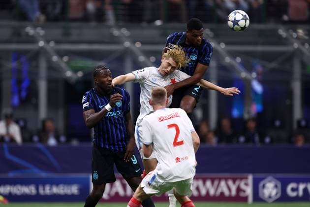 Daiki Hashioka (SK Slavia Praha) und Denzel Dumfries (Fc Internazionale) battle for the ball, UEFA Champions League 2025 26 League Phase MD2, FC Internazionale Milano v SK Slavia Praha, Stadio Giuseppe Meazza (San Siro), September 30, 2025, Milan, Italy.