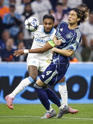 MARSEILLE - (l-r) Pierre-Emerick Aubameyang of Olympique Marseille, Ko Itakura of Ajax during the UEFA Champions League match between Olympique Marseille and Ajax at the Stade Velodrome on September 30, 2025, in Marseille, France. ANP MAURICE VAN STEEN xVIxANPxSportx xxANPxIVx 537975327 originalFilename: 537975327.jpg