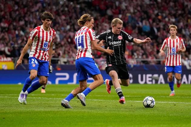 30 09 2025, xjhx, Football UEFA Champions League, Atletico Madrid Eintracht Frankfurt v l Marcos Llorente Atletico Madrid Jonathan Jonny Burkardt Eintracht Frankfurt Zweikampf, Aktion, action, battle for the ball UEFA REGULATIONS PROHIBIT ANY USE OF PHOTOGRAPHS as IMAGE SEQUENCES and or QUASI VIDEO Madrid