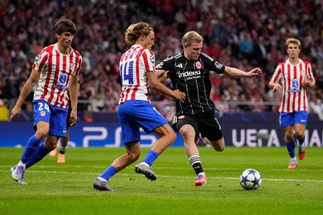 30 09 2025, xjhx, Football UEFA Champions League, Atletico Madrid Eintracht Frankfurt v l Marcos Llorente Atletico Madrid Jonathan Jonny Burkardt Eintracht Frankfurt Zweikampf, Aktion, action, battle for the ball UEFA REGULATIONS PROHIBIT ANY USE OF PHOTOGRAPHS as IMAGE SEQUENCES and or QUASI VIDEO Madrid
