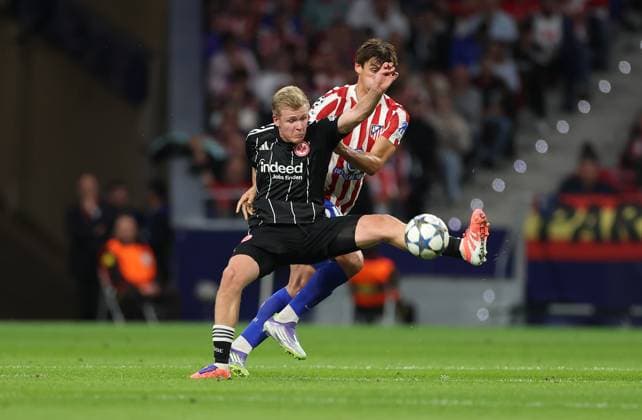 30 09 2025, Football UEFA Champions League, Atletico Madrid Eintracht Frankfurt, v l , Jonathan Burkardt Eintracht Frankfurt , Robin Le Normand Atletico Madrid DFL DFB REGULATIONS PROHIBIT ANY USE OF PHOTOGRAPHS AS IMAGE SEQUENCES AND OR QUASI VIDEO xdcx Copyright: HMBxMedia Claus