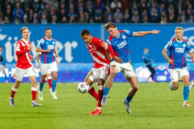 left Nyamekye Awortwie Grant FCE vs Ryan Naderi Rostock GER, FC Hansa Rostock vs FC Energie Cottbus, Soccer, Men, 3 Liga, 09 Matchday, Season 2025 2026, 30 09 2025 Rostock Ostseestadion Mecklenburg Vorpommern Germany