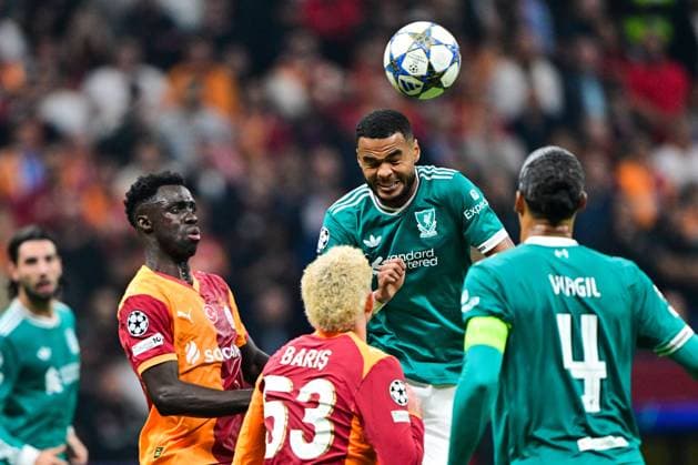 Galatasaray v Liverpool - UEFA Champions League ISTANBUL, TURKIYE - SEPTEMBER 30: Davinson Sanchez (L) of Galatasaray in action against Cody Gakpo (R) of Liverpool during the UEFA Champions League week 2 match between Galatasaray and Liverpool at RAMS Park in Istanbul, Turkiye, on September 30, 2025. Serhat Cagdas Anadolu Istanbul Turkey. Editorial use only. Please get in touch for any other usage.  Copyright: x2025xAnadoluxSerhatxCagdasx