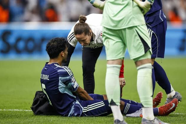 MARSEILLE - Owen Wijndal of Ajax was injured during the UEFA Champions League match between Olympique Marseille and Ajax at the Stade Velodrome on September 30, 2025, in Marseille, France. ANP MAURICE VAN STEEN xVIxANPxSportx xxANPxIVx 537976141 originalFilename: 537976141.jpg