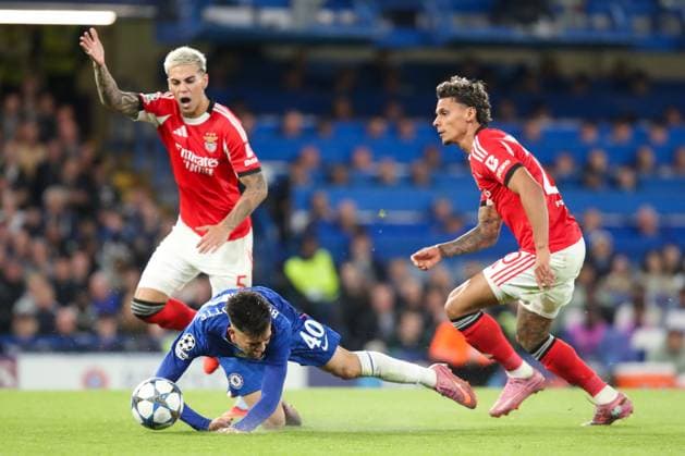 Richard Rios of Benfica fouls Facundo Buonanotte of Chelsea Chelsea FC v SL Benfica, Football, UEFA Champions League - League Stage, Stamford Bridge, London, UK, 30 09 25 Editorial use only  Copyright: xAnthonyxHanc Shutterstockx 15511739ac