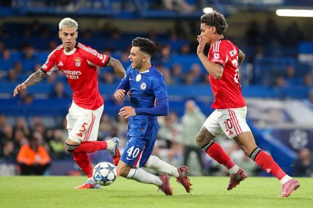 Richard Rios of Benfica fouls Facundo Buonanotte of Chelsea Chelsea FC v SL Benfica, Football, UEFA Champions League - League Stage, Stamford Bridge, London, UK, 30 09 25 Editorial use only  Copyright: xAnthonyxHanc Shutterstockx 15511739ad