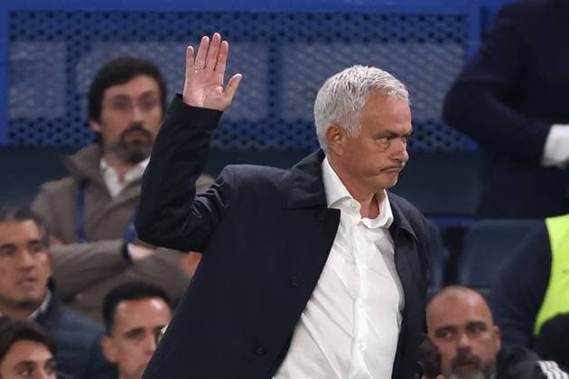 Chelsea v Benfica Champions League 30 09 2025. Benfica Manager JosÃ Mourinho waves to the crowd during the Champions League match between Chelsea and Benfica at Stamford Bridge, London, England on 30 September 2025. London Stamford Bridge Greater London England Editorial use only , Copyright: xPaulxPhelanx PSI-22953-0031