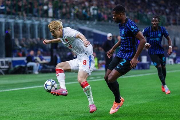 CALCIO - UEFA Champions League - Inter - FC Internazionale vs SK Slavia Praha Daiki Hashioka of SK Slavia Praha competes for the ball with Denzel Dumfries of FC Internazionale during UEFA Champions League 2025 26 League Phase - Matchday2 football match between FC Internazionale and SK Slavia Praha at San Siro Stadium Milan Italy  Copyright: xIPAxSport ABACAx