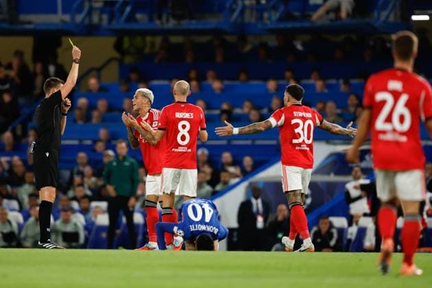 Chelsea FC vs SL Benfica - UEFA Champions League LONDON, UNITED KINGDOM - SEPTEMBER 30: Enzo Barrenchea of Benfica receives a yellow card during the UEFA Champions League football match between Chelsea FC and SL Benfica at Stamford Bridge stadium on September 30, 2025, in London, United Kingdom. David Cliff Anadolu London United Kingdom. Editorial use only. Please get in touch for any other usage.  Copyright: x2025xAnadoluxDavidxCliffx