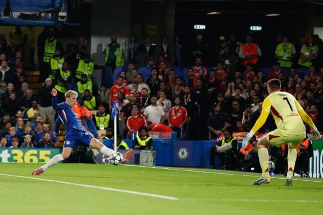 Chelsea FC vs SL Benfica - UEFA Champions League LONDON, UNITED KINGDOM - SEPTEMBER 30: Alejandro Garnacho of Chelsea stretches to cross during the UEFA Champions League football match between Chelsea FC and SL Benfica at Stamford Bridge stadium on September 30, 2025, in London, United Kingdom. David Cliff Anadolu London United Kingdom. Editorial use only. Please get in touch for any other usage.  Copyright: x2025xAnadoluxDavidxCliffx