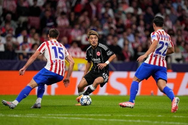 30 09 2025, xjhx, Football UEFA Champions League, Atletico Madrid Eintracht Frankfurt v l Clement Lenglet Atletico Madrid Ritsu Doan Eintracht Frankfurt Giacomo Raspadori Atletico Madrid Zweikampf, Aktion, action, battle for the ball UEFA REGULATIONS PROHIBIT ANY USE OF PHOTOGRAPHS as IMAGE SEQUENCES and or QUASI VIDEO Madrid