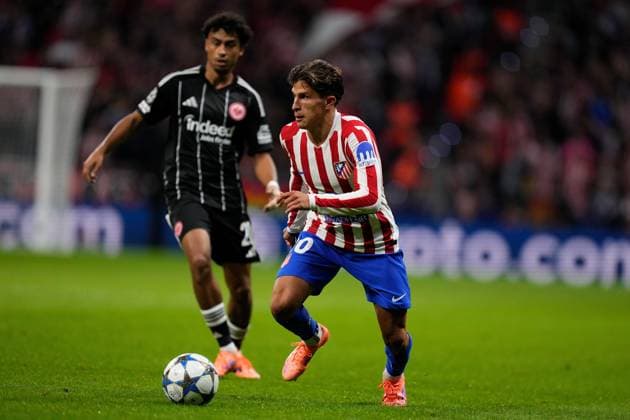 30 09 2025, xjhx, Football UEFA Champions League, Atletico Madrid Eintracht Frankfurt v l Nathaniel Brown Eintracht Frankfurt Guiliano Simeone Atletico Madrid duel, action, action, battle for the ball UEFA REGULATIONS PROHIBIT ANY USE OF PHOTOGRAPHS as IMAGE SEQUENCES and or QUASI VIDEO Madrid