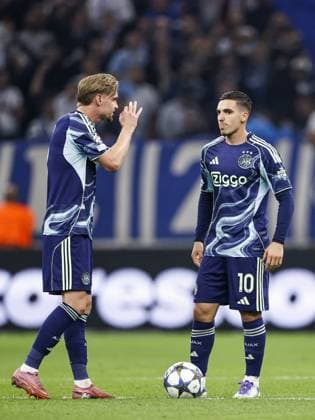 MARSEILLE - (l-r) Kenneth Taylor of Ajax and Oscar Gloukh of Ajax react to the 4-0 goal during the UEFA Champions League match between Olympique Marseille and Ajax at the Stade Velodrome on September 30, 2025, in Marseille, France. ANP MAURICE VAN STEEN xVIxANPxSportx xxANPxIVx 537976300 originalFilename: 537976300.jpg