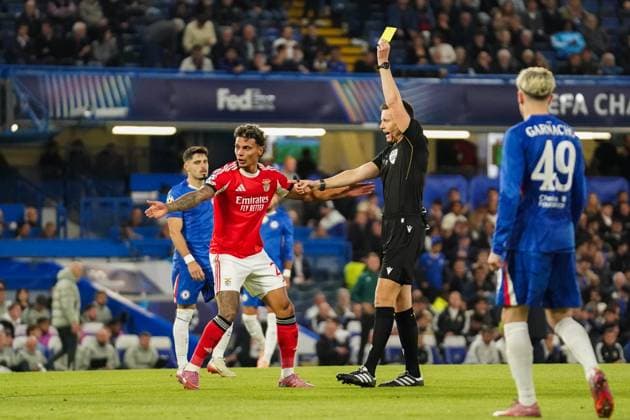 Chelsea FC v SL Benfica, Champions League Richard Rios of Benfica being shown a yellow card during the Chelsea FC v SL Benfica UEFA Champions League Round One League Stage match at Stamford Bridge, London, England, United Kingdom on 30 September 2025 Credit: Dylan Hepworth Every Second Media Editorial use only. All images are copyright Every Second Media Limited. No images may be reproduced without prior permission. Copyright: xIMAGO EveryxSecondxMediax ESM-1604-0071 DylanxHepworthx xEveryxSecondxMediax