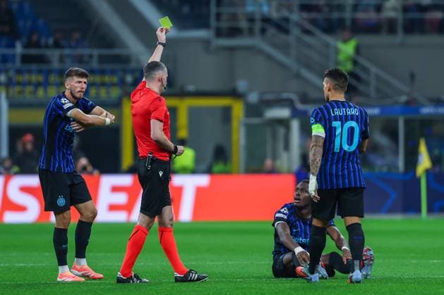 Yann Aurel Ludger Bissek of FC Internazionale yellow card during UEFA Champions League 2025 26 League Phase - Matchday2 football match between FC Internazionale and SK Slavia Praha at San Siro Stadium  Copyright: xFabrizioxCarabelli IPAxSportx xipa-agency.netx xx IPA_65976459 IPA_Agency_IPA65976459
