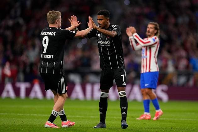 30 09 2025, xjhx, Football UEFA Champions League, Atletico Madrid Eintracht Frankfurt v l Torjubel nach dem Tor zum celebrating the goal celebrate 3 1 durch Jonathan Jonny Burkardt Eintracht Frankfurt mit Ansgar Knauff Eintracht Frankfurt UEFA REGULATIONS PROHIBIT ANY USE OF PHOTOGRAPHS as IMAGE SEQUENCES and or QUASI VIDEO Madrid