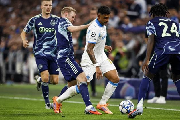 MARSEILLE - (l-r) Davy Klaassen of Ajax, Emerson of Olympique Marseille during the UEFA Champions League match between Olympique Marseille and Ajax at the Stade Velodrome on September 30, 2025, in Marseille, France. ANP MAURICE VAN STEEN xVIxANPxSportx xxANPxIVx 537976681 originalFilename: 537976681.jpg